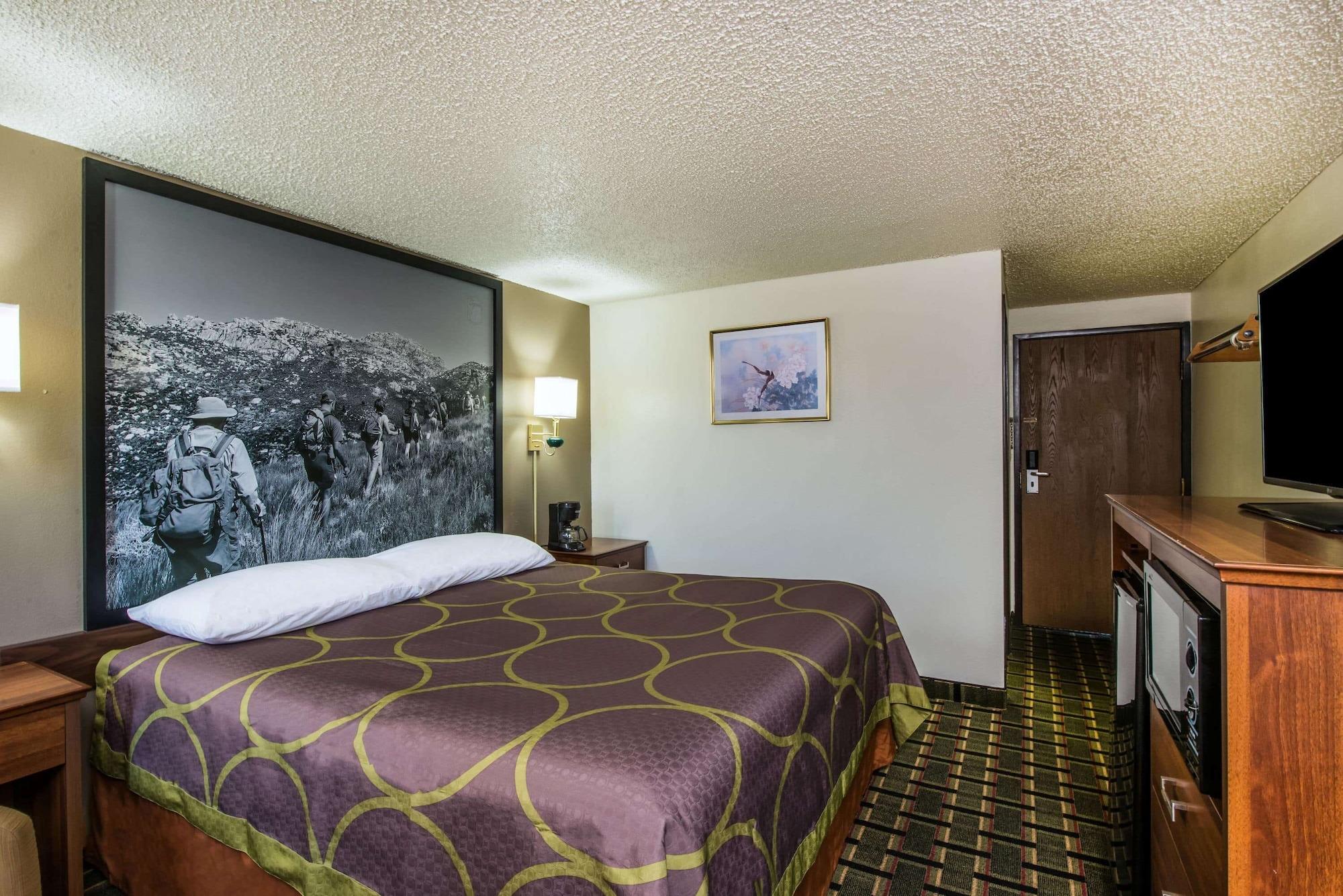 Super 8 By Wyndham Pueblo Hotel Eksteriør billede