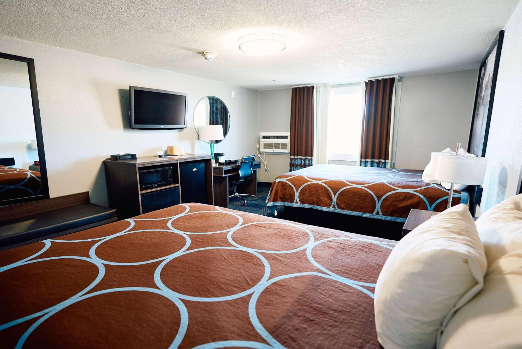 Super 8 By Wyndham Pueblo Hotel Eksteriør billede