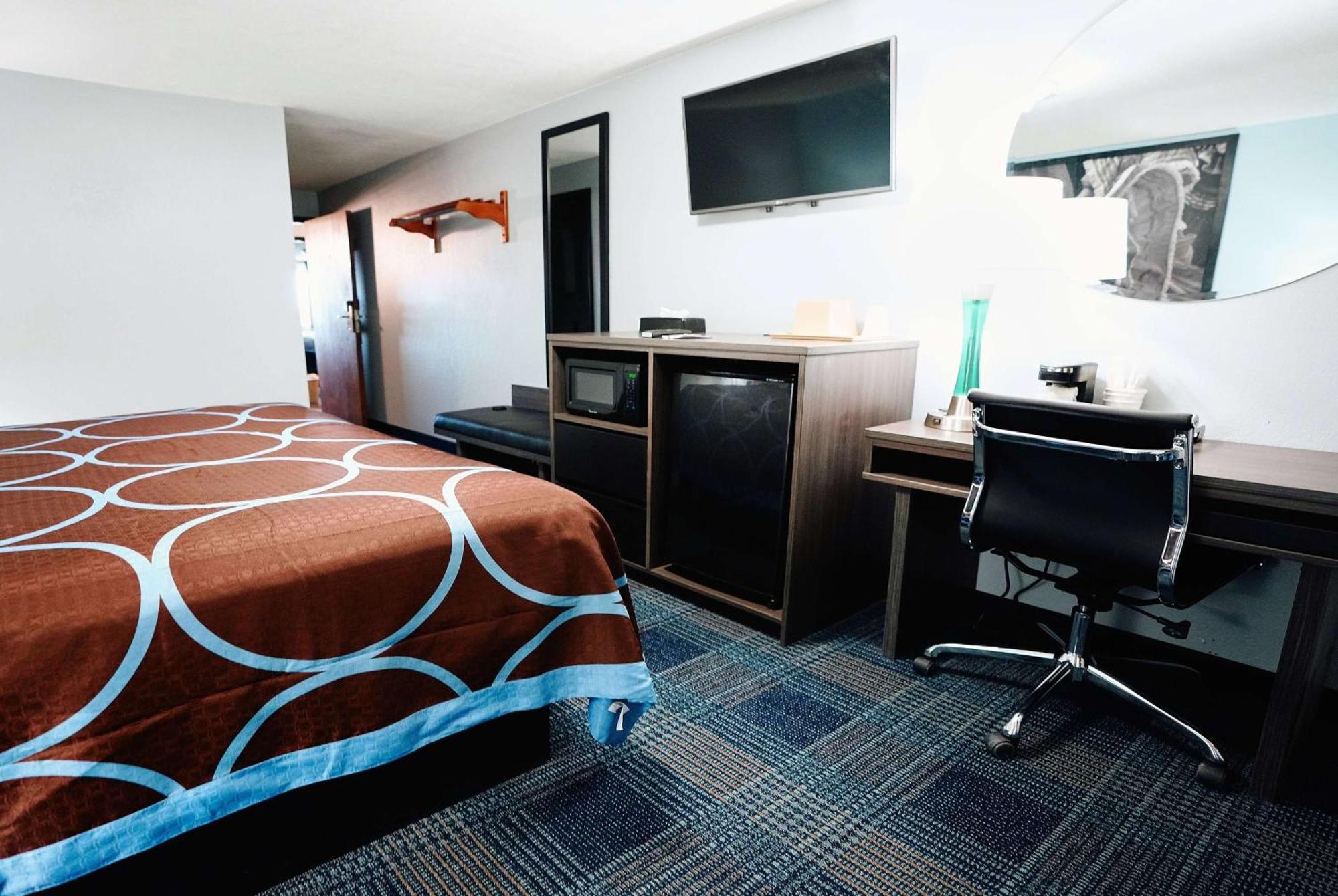 Super 8 By Wyndham Pueblo Hotel Eksteriør billede