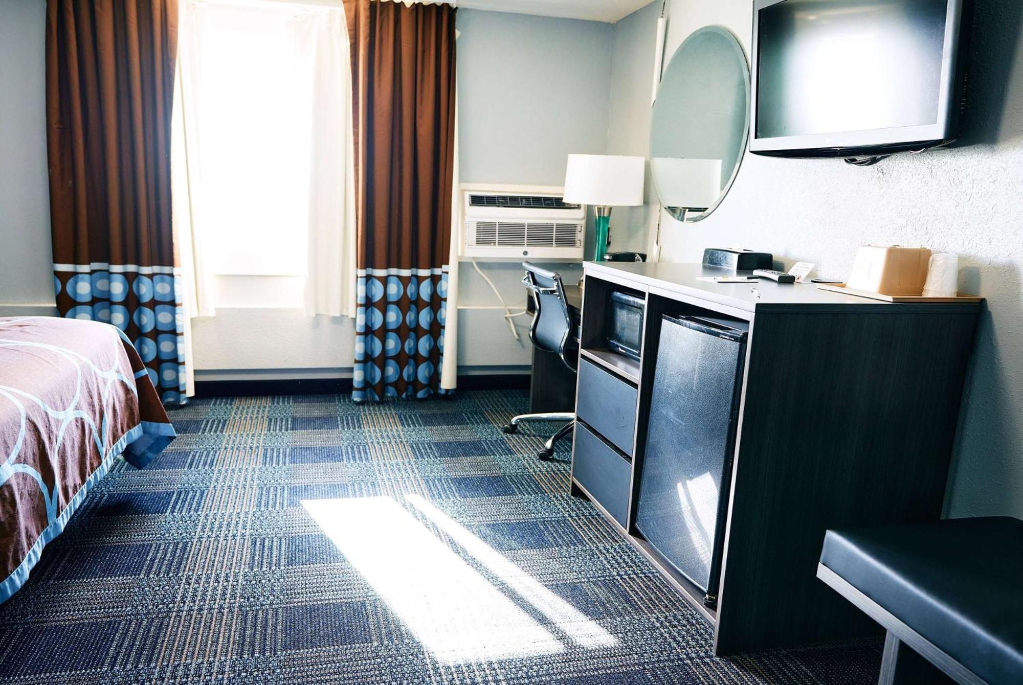 Super 8 By Wyndham Pueblo Hotel Eksteriør billede