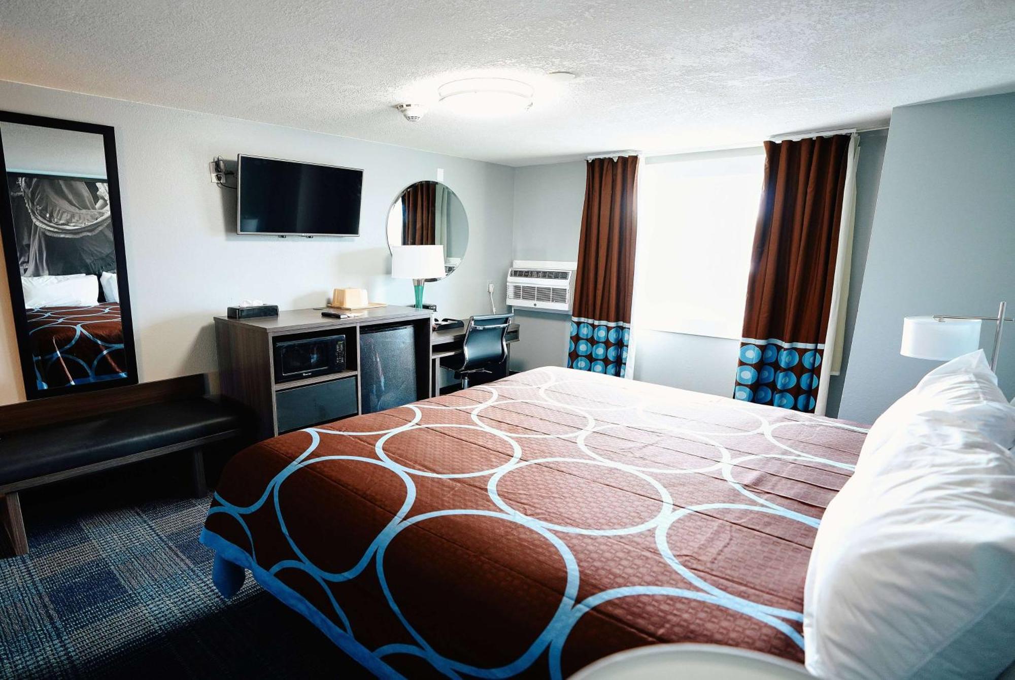 Super 8 By Wyndham Pueblo Hotel Eksteriør billede